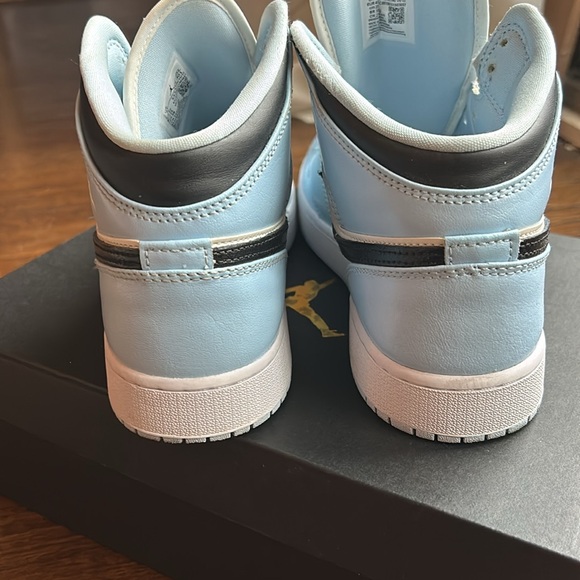 Air Jordan 1 Mid - Picture 4 of 9